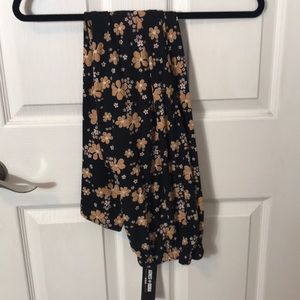 Agnes & Dora Leggings NWT. Large black w/ flowers